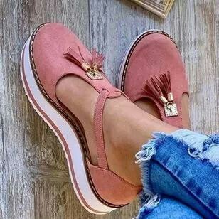 Celia - Black loafers with tassel and platform for stylish comfort