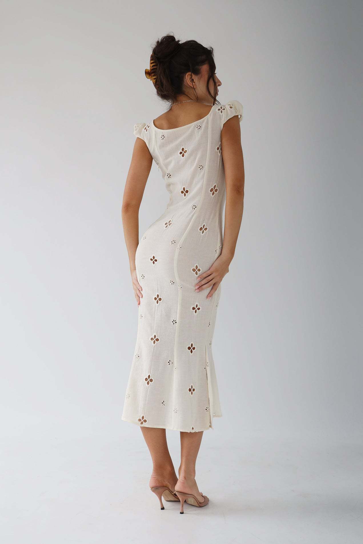 Bianca - Vestido midi blanco bordado con recortes