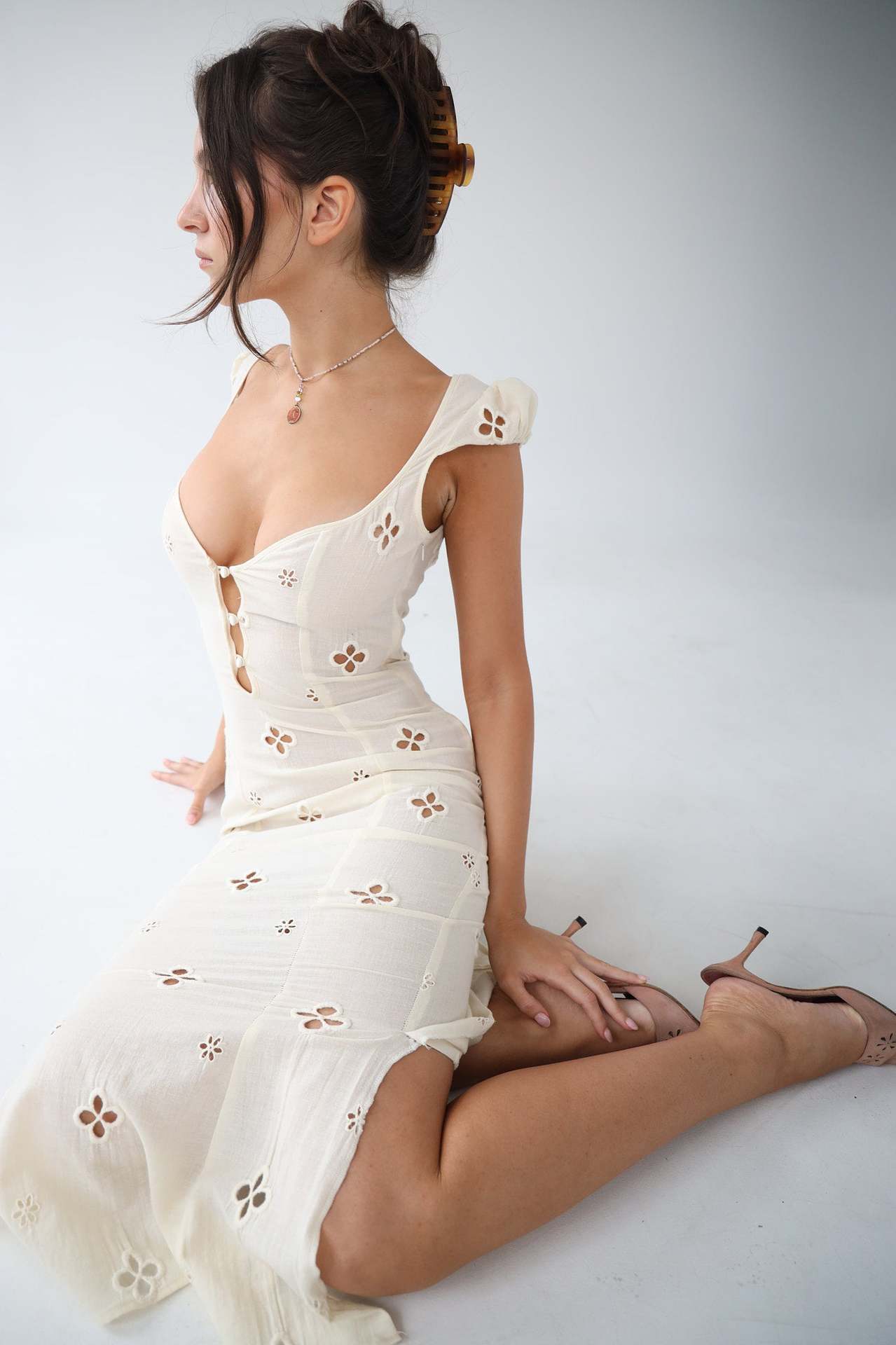 Bianca - Vestido midi blanco bordado con recortes