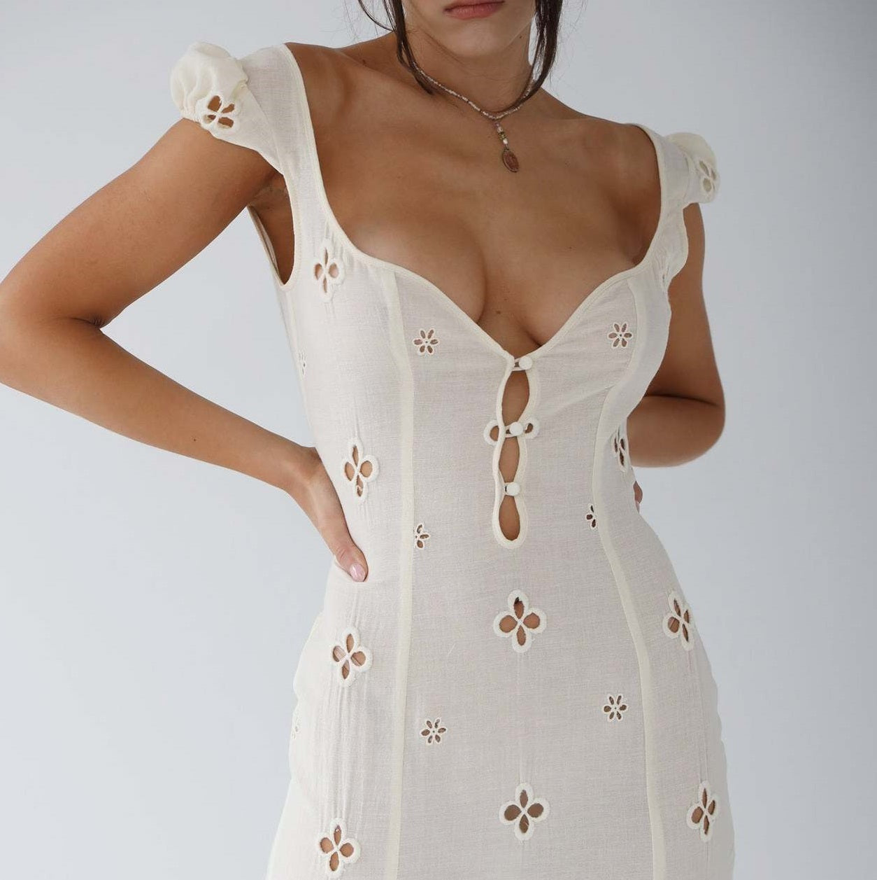 Bianca - Vestido midi blanco bordado con recortes