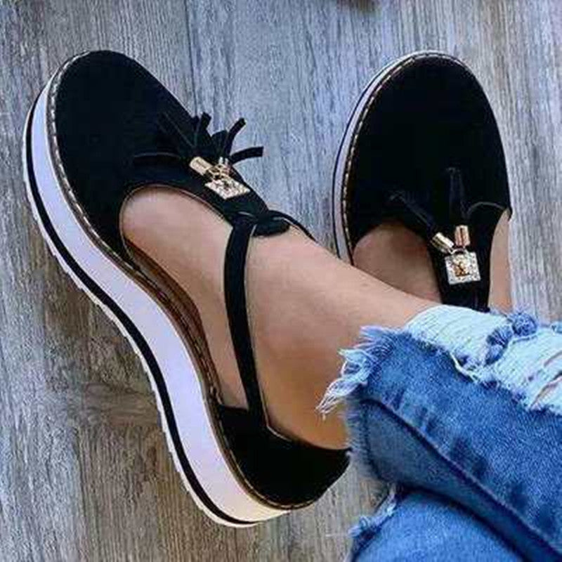 Celia - Black loafers with tassel and platform for stylish comfort