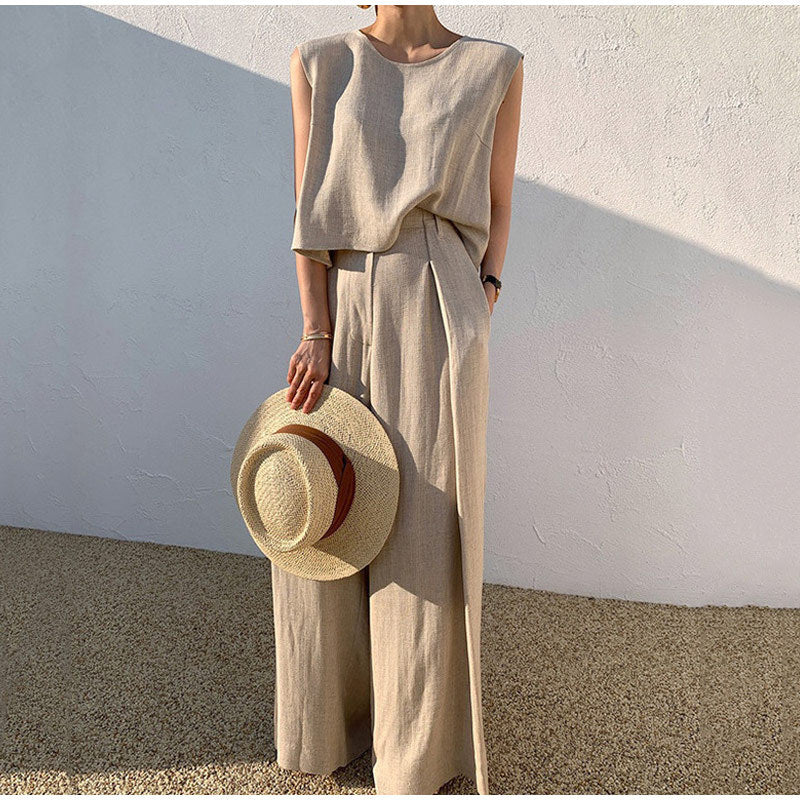 Rosalind : Wide-legged trousers and linen top