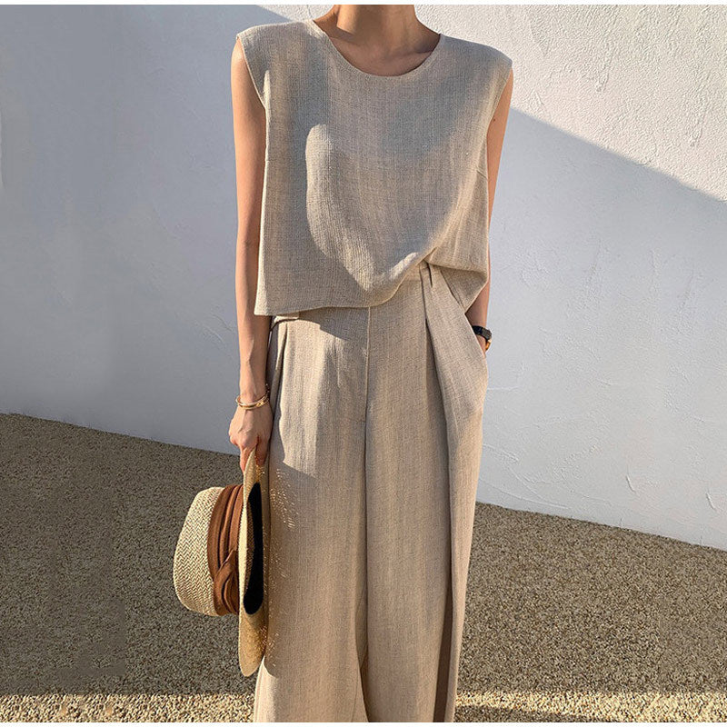 Rosalind : Wide-legged trousers and linen top