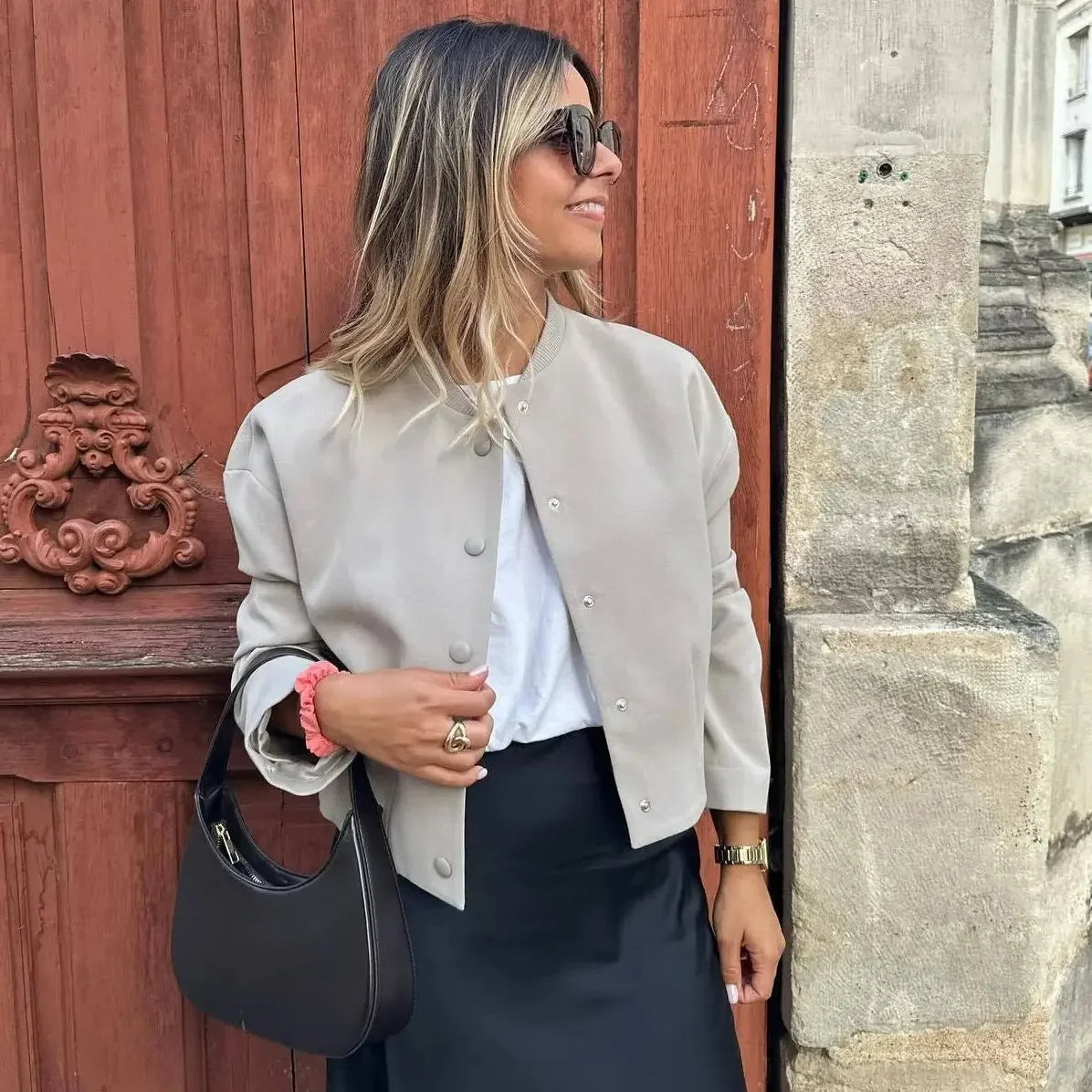 Alessandra | Blazer corto beige minimal con bottoni.