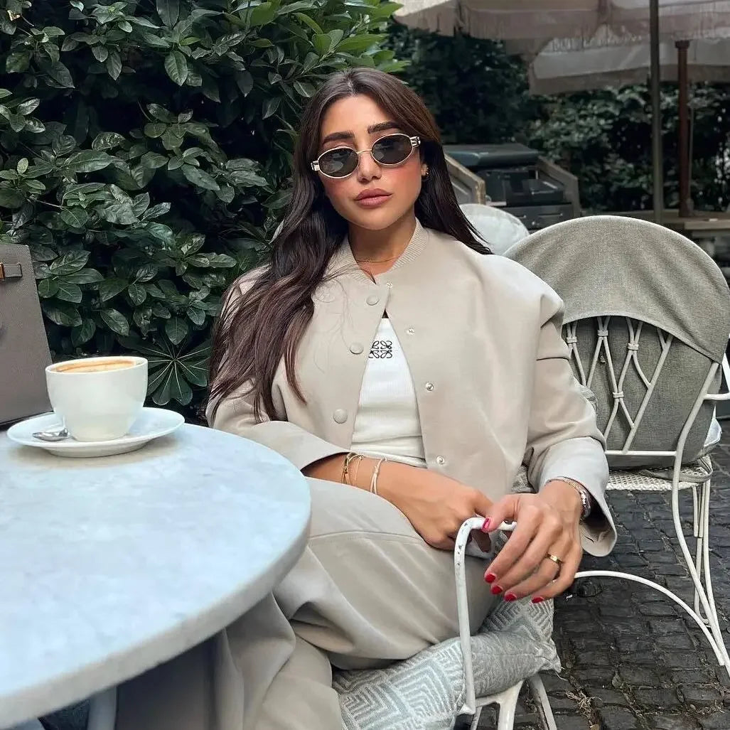 Alessandra | Blazer corto beige minimal con bottoni.