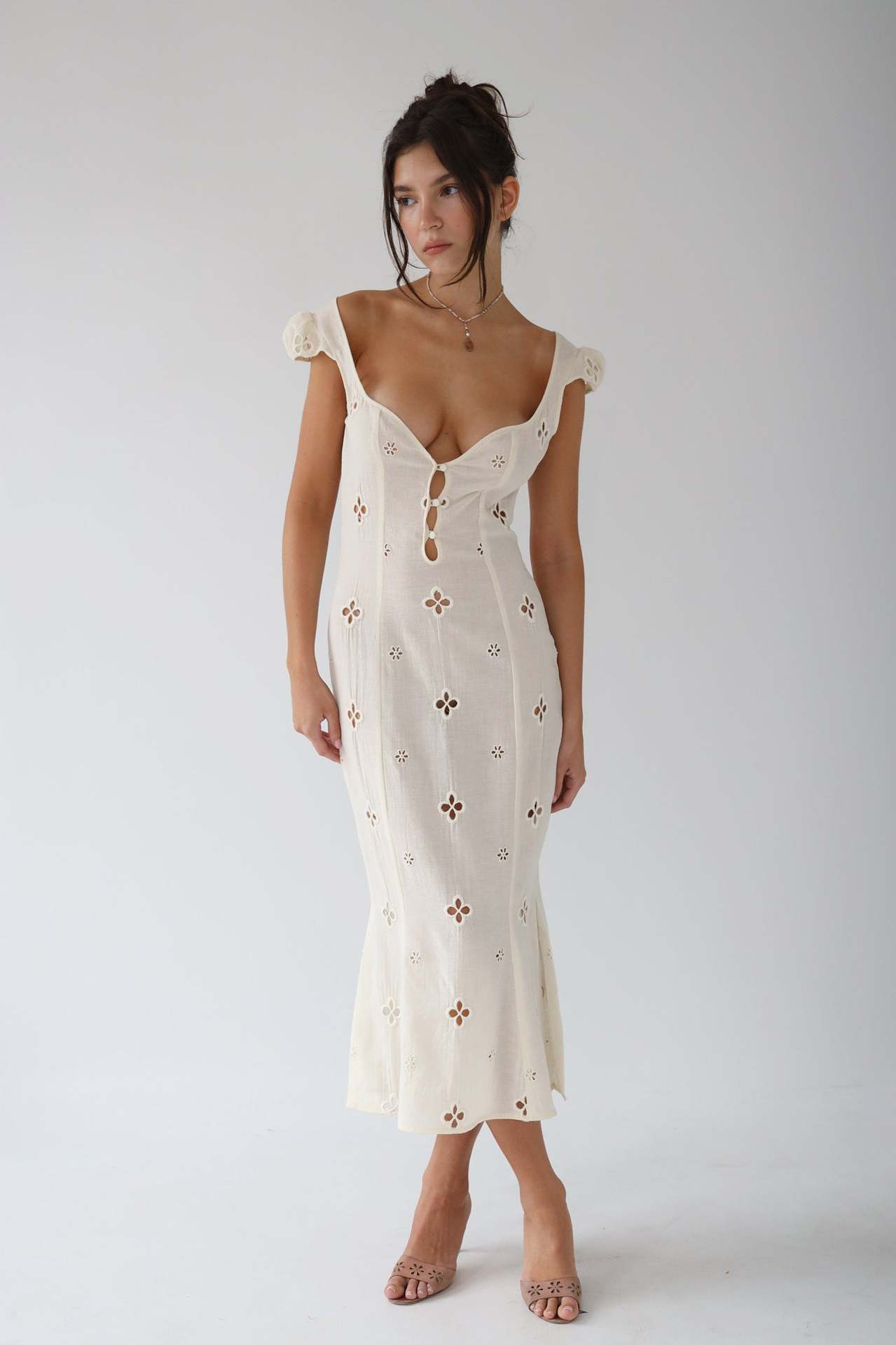 Bianca - Vestido midi blanco bordado con recortes