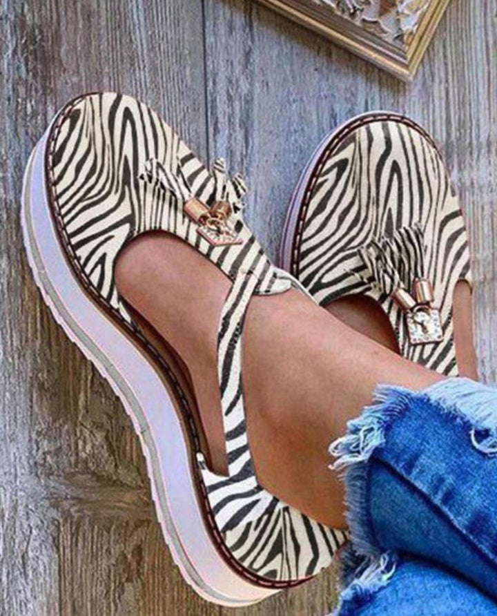 Celia - Black loafers with tassel and platform for stylish comfort