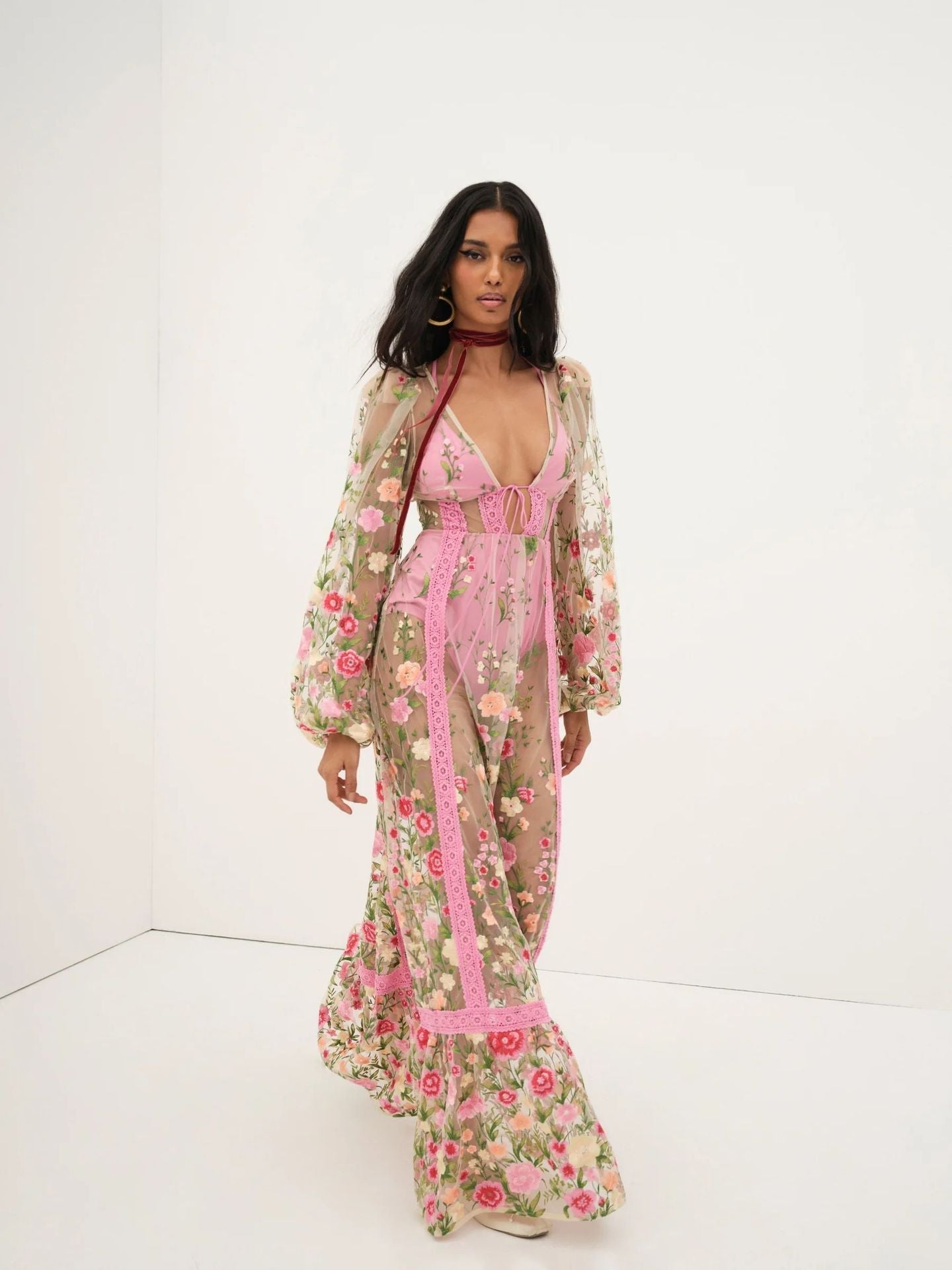 Sabrina - Maxikleid mit Blumenmuster, transparenten Spitzen und Boho-Stil