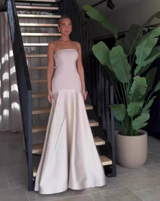 Helena - Abito lungo senza spalline con eleganza primaverile