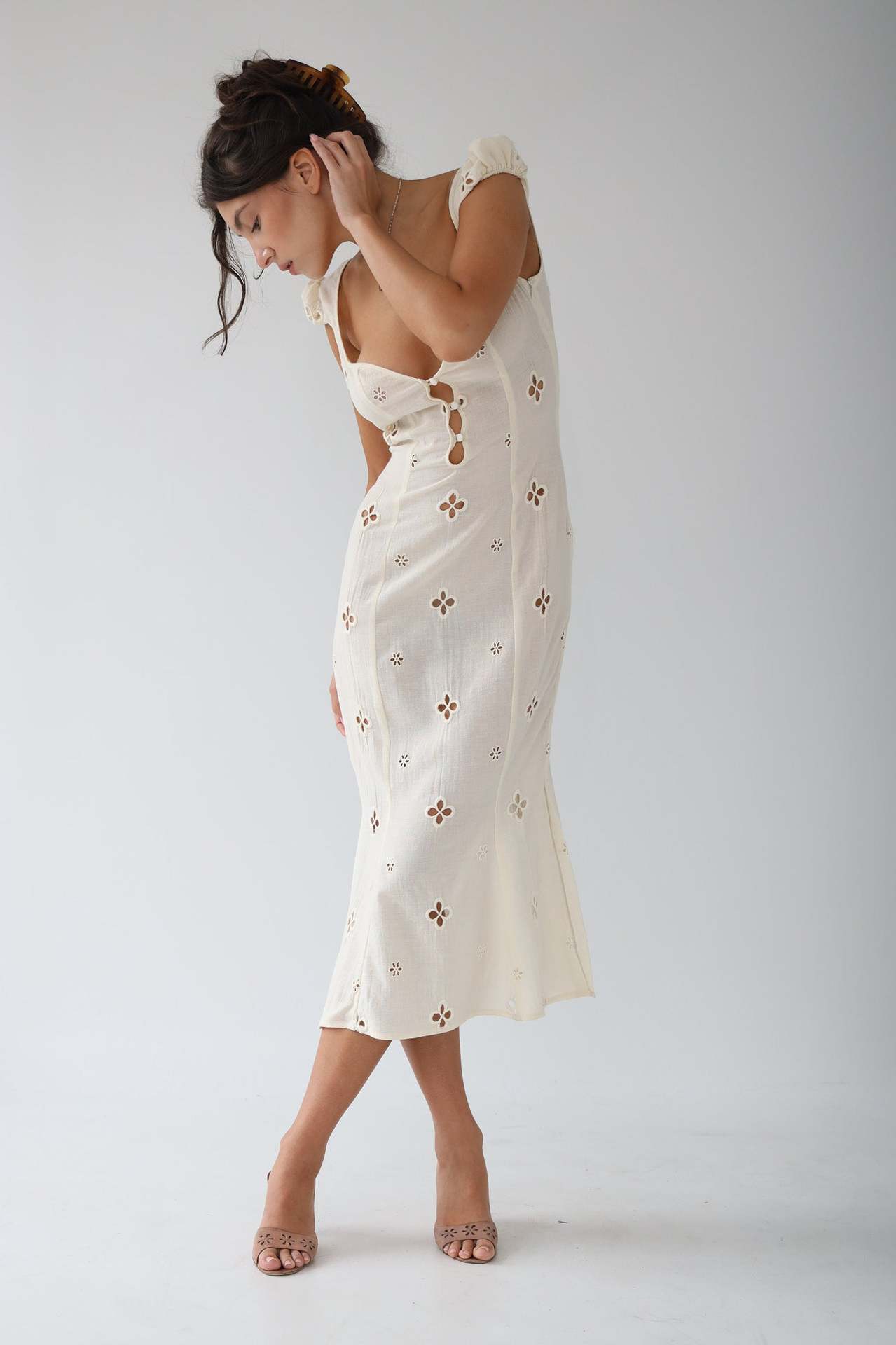 Bianca - Vestido midi blanco bordado con recortes