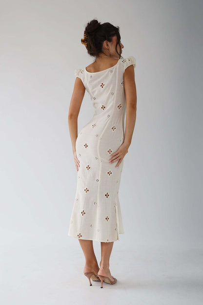 Bianca - Vestido midi blanco bordado con recortes