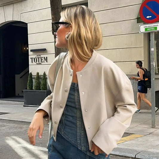 Alessandra | Blazer corto beige minimal con bottoni.