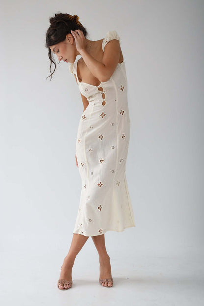 Bianca - Vestido midi blanco bordado con recortes