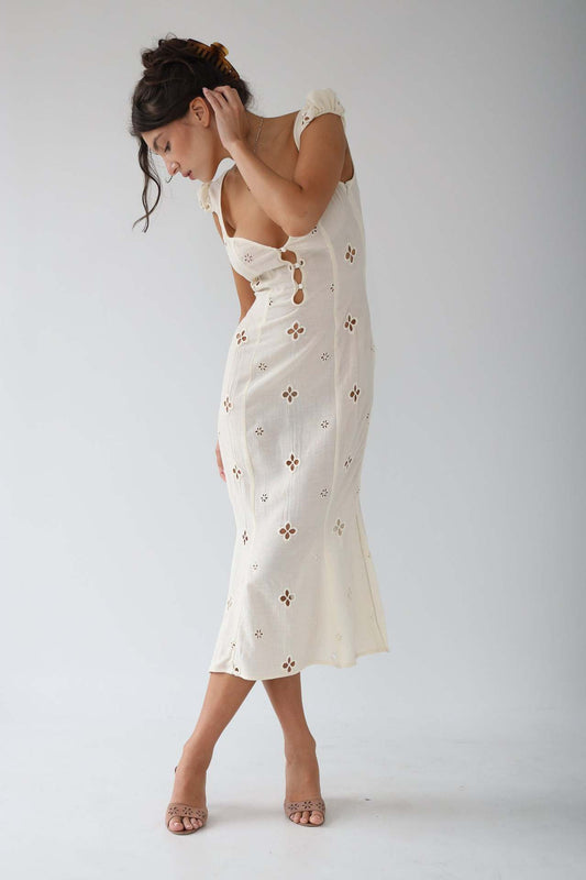 Bianca - Vestido midi blanco bordado con recortes